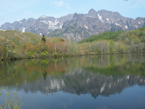 戸隠連峰を映した鏡池