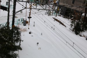 雪に埋もれる線路