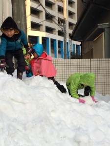 雪遊びに興じる子供たち